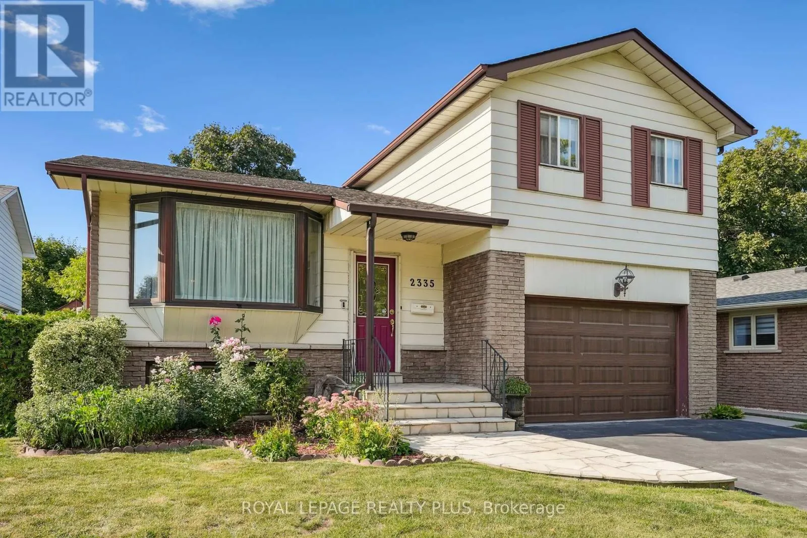 2335 WYANDOTTE DRIVE