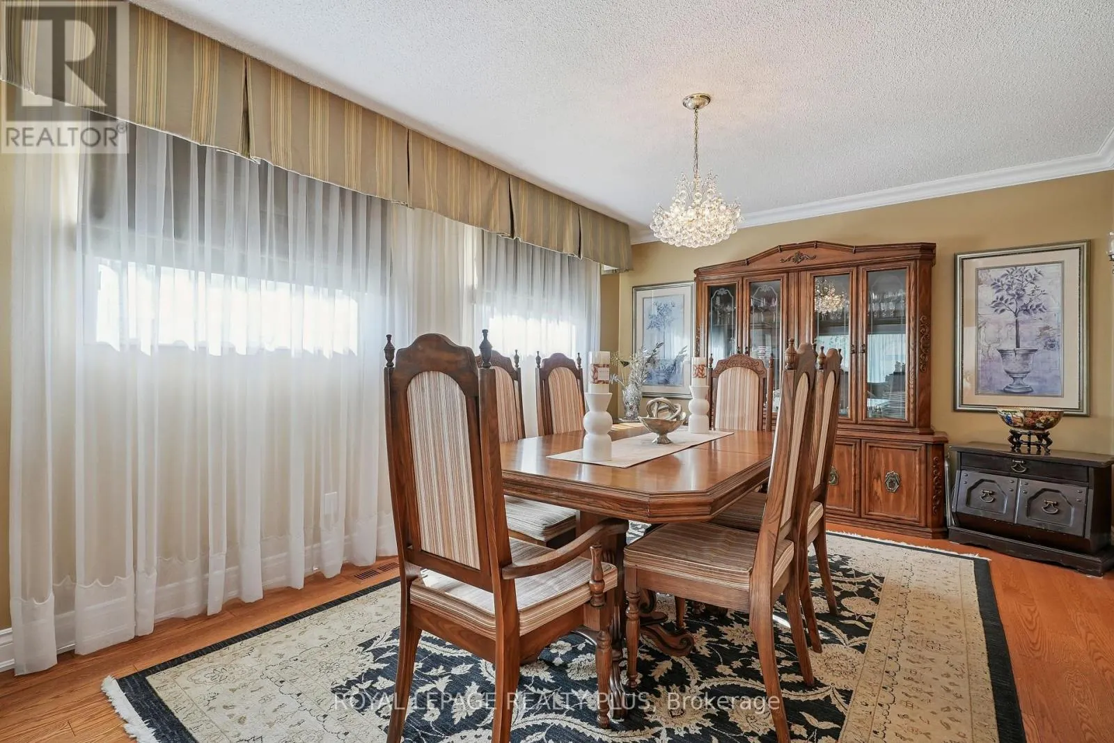 2335 WYANDOTTE DRIVE