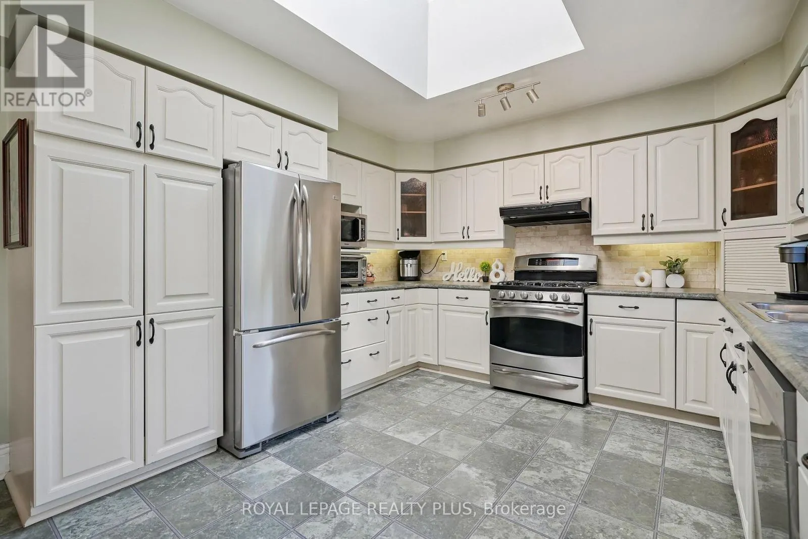 2335 WYANDOTTE DRIVE