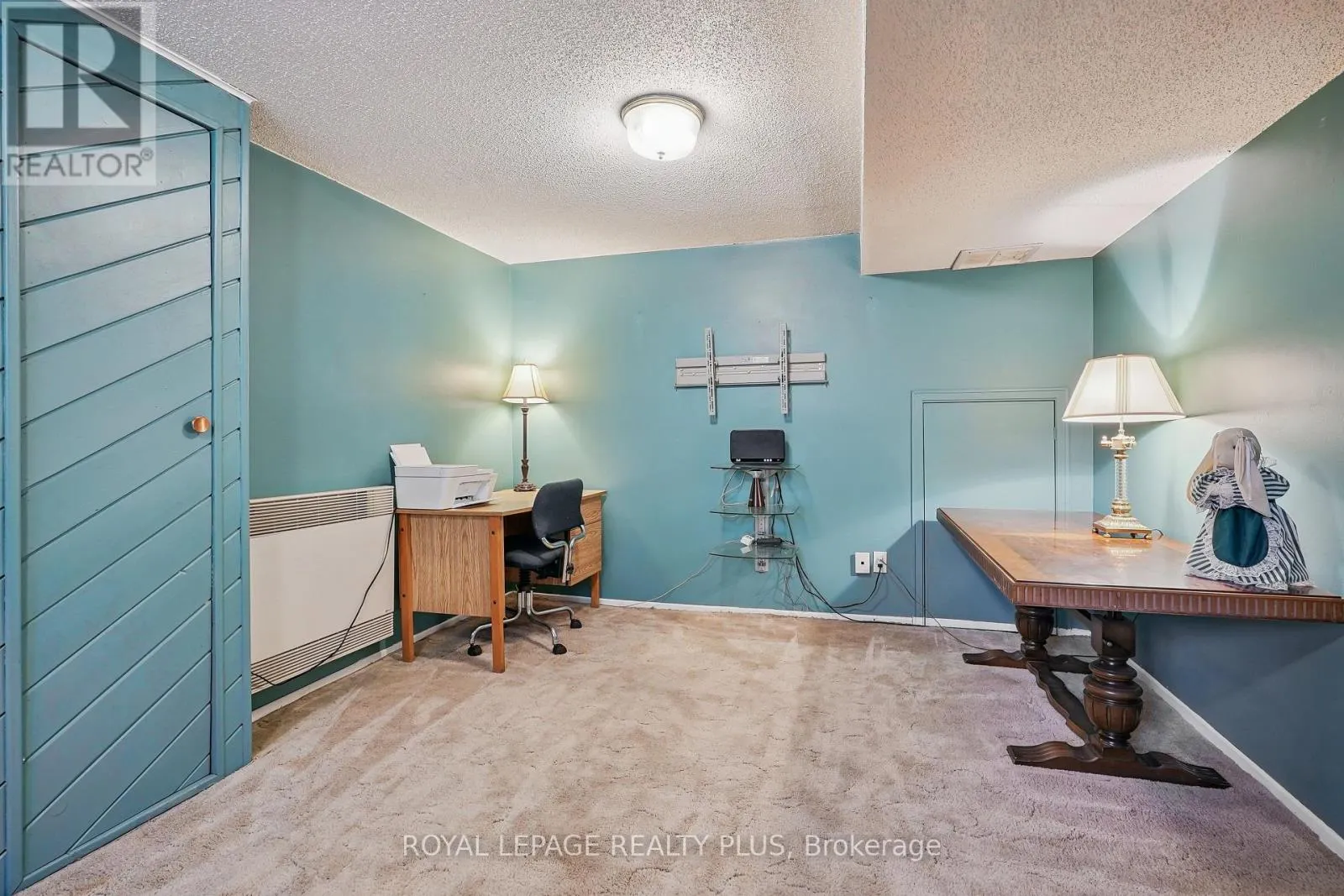 2335 WYANDOTTE DRIVE