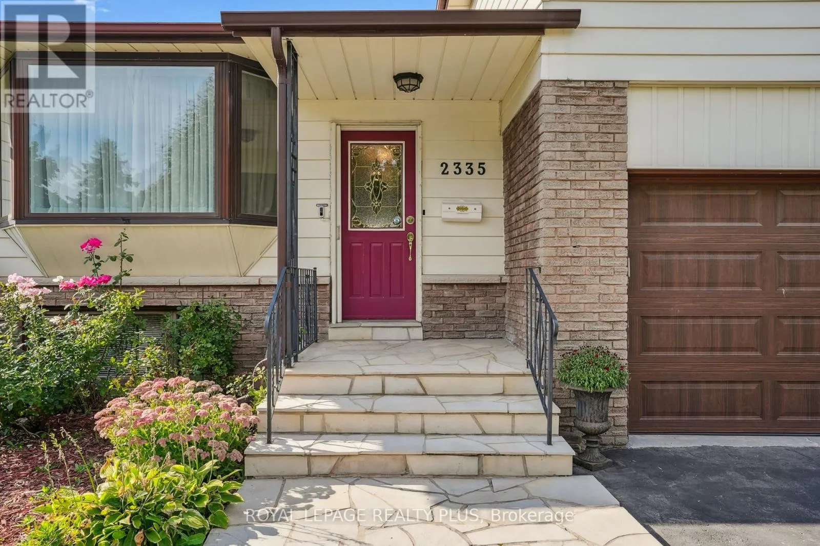 2335 WYANDOTTE DRIVE