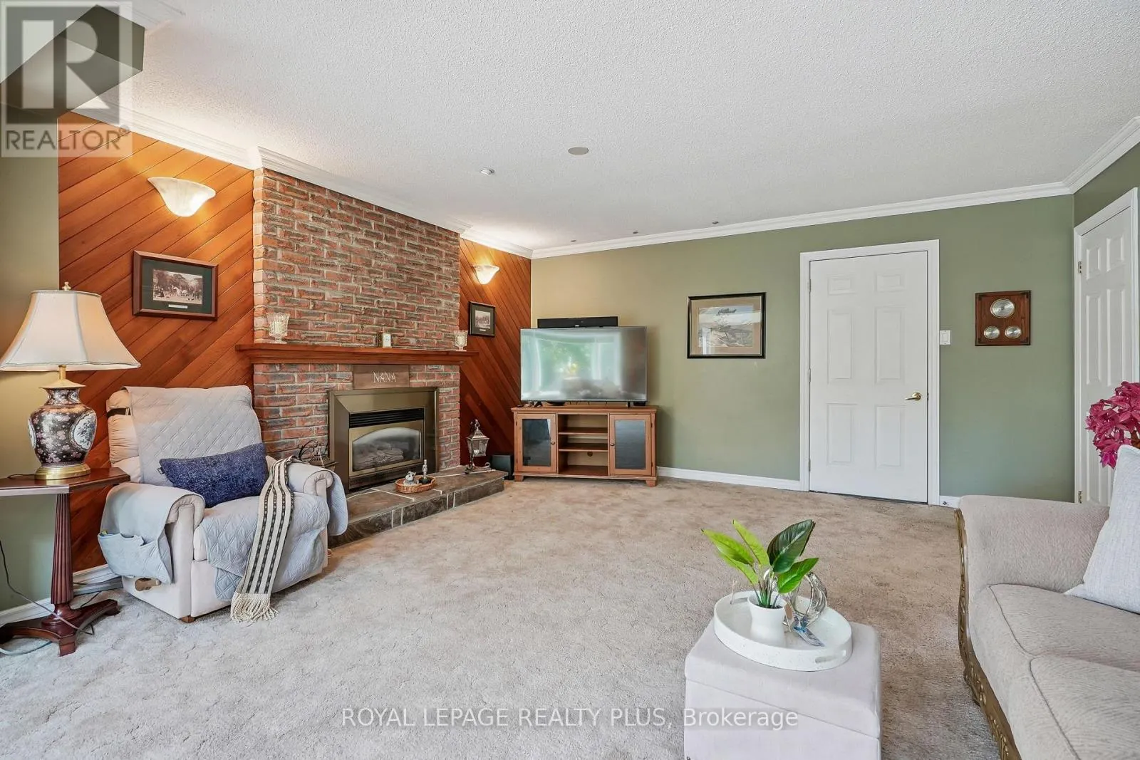 2335 WYANDOTTE DRIVE