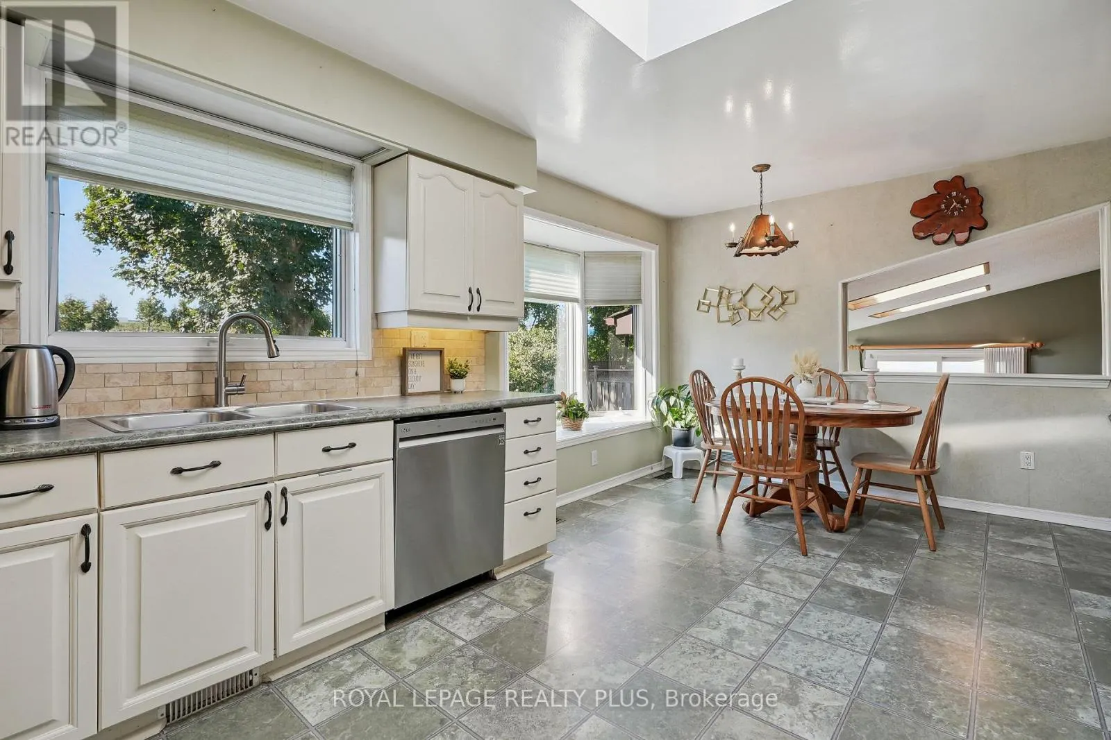 2335 WYANDOTTE DRIVE