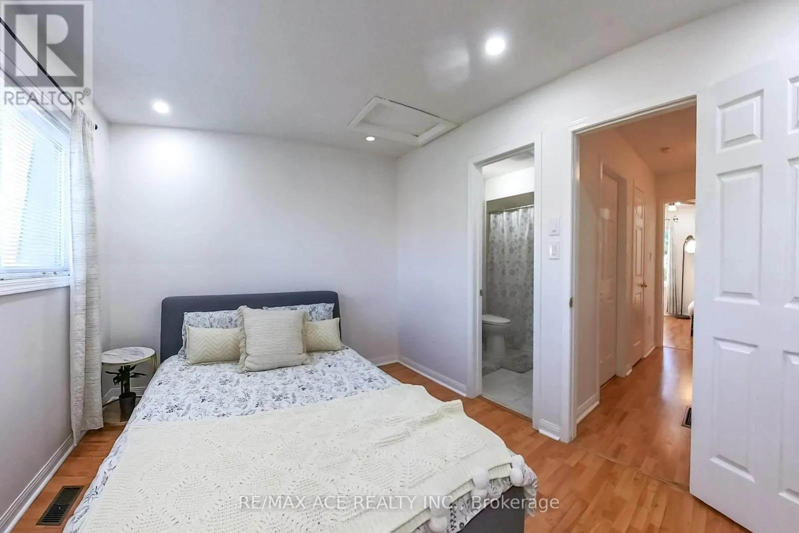 22 - 1525 SOUTH PARADE COURT