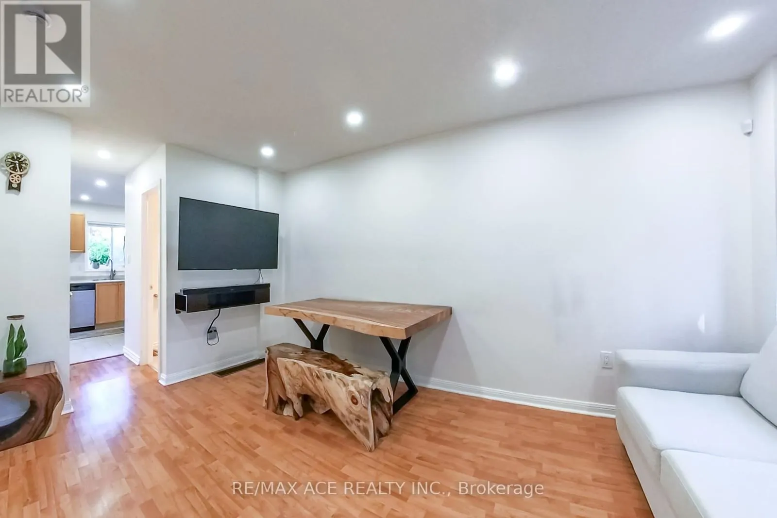 22 - 1525 SOUTH PARADE COURT