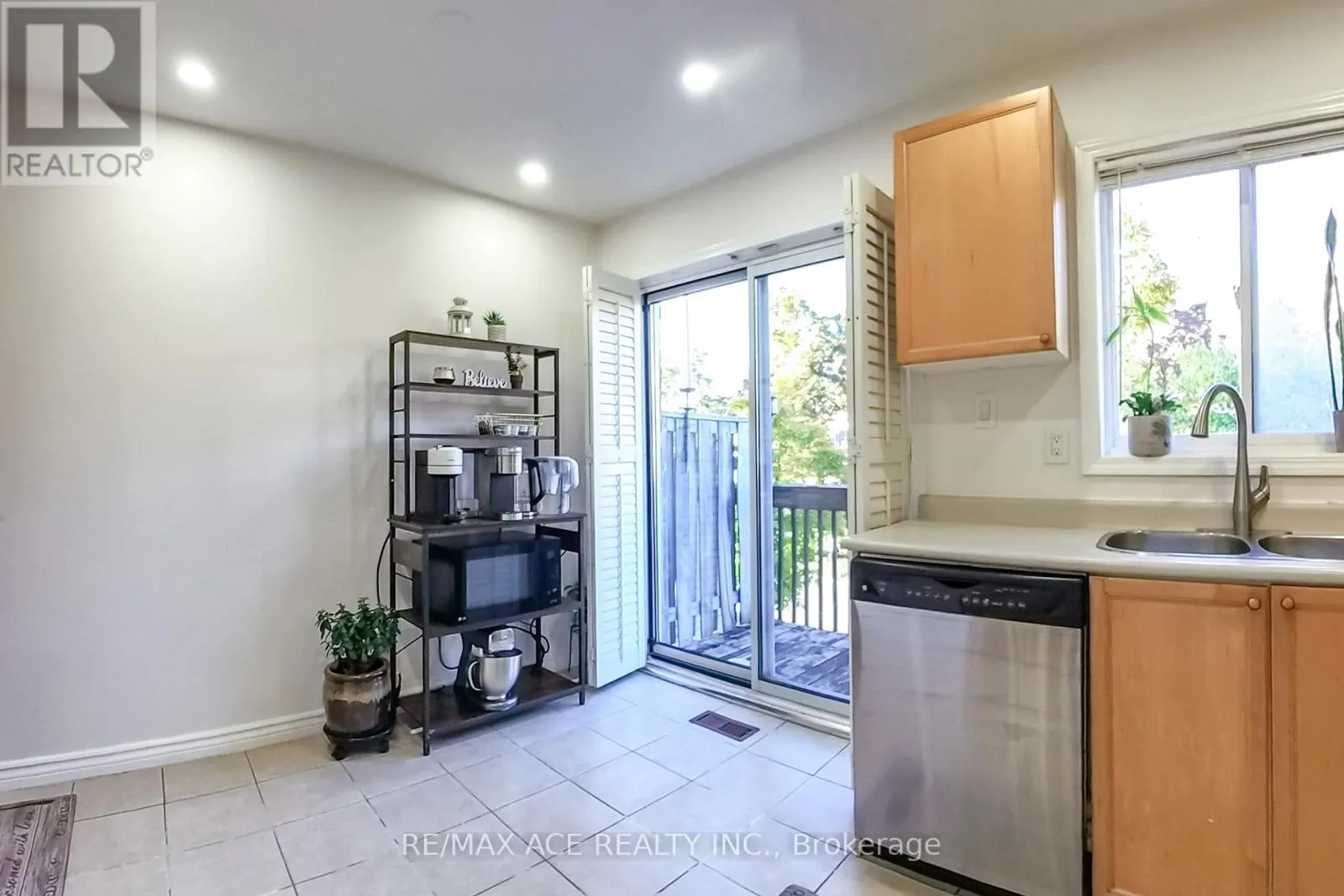 22 - 1525 SOUTH PARADE COURT