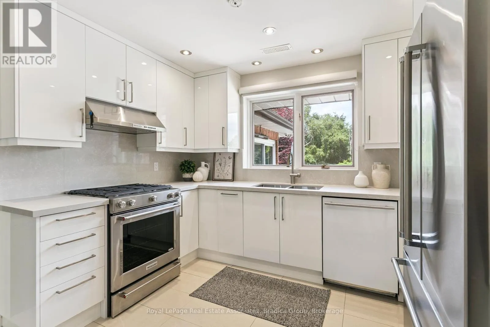 19 LORRAINE GARDENS