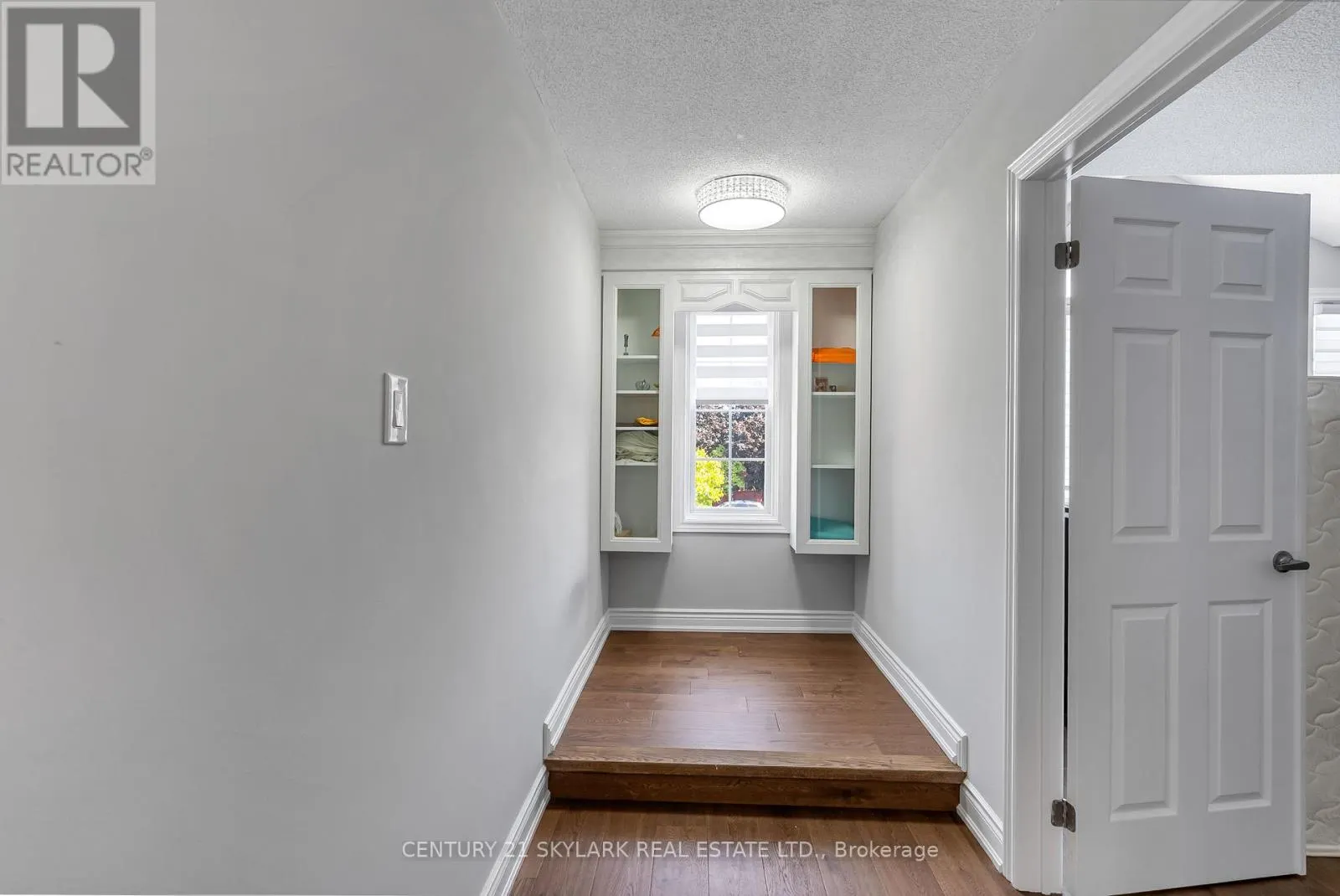 4 MOONSTONE COURT
