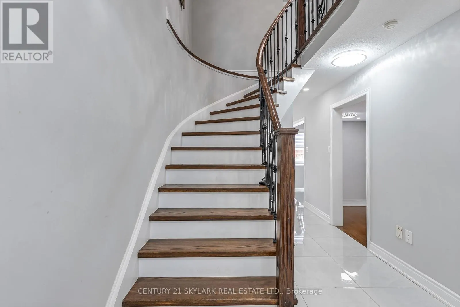 4 MOONSTONE COURT