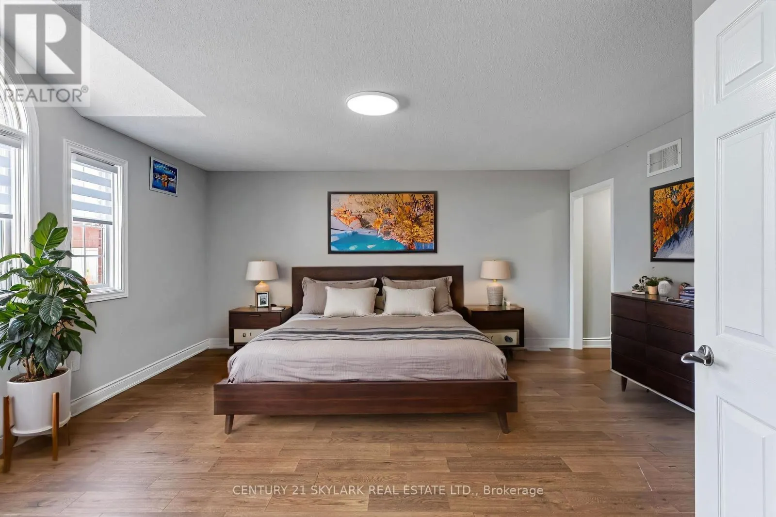 4 MOONSTONE COURT