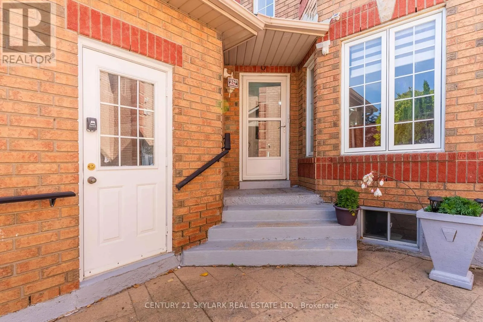 4 MOONSTONE COURT