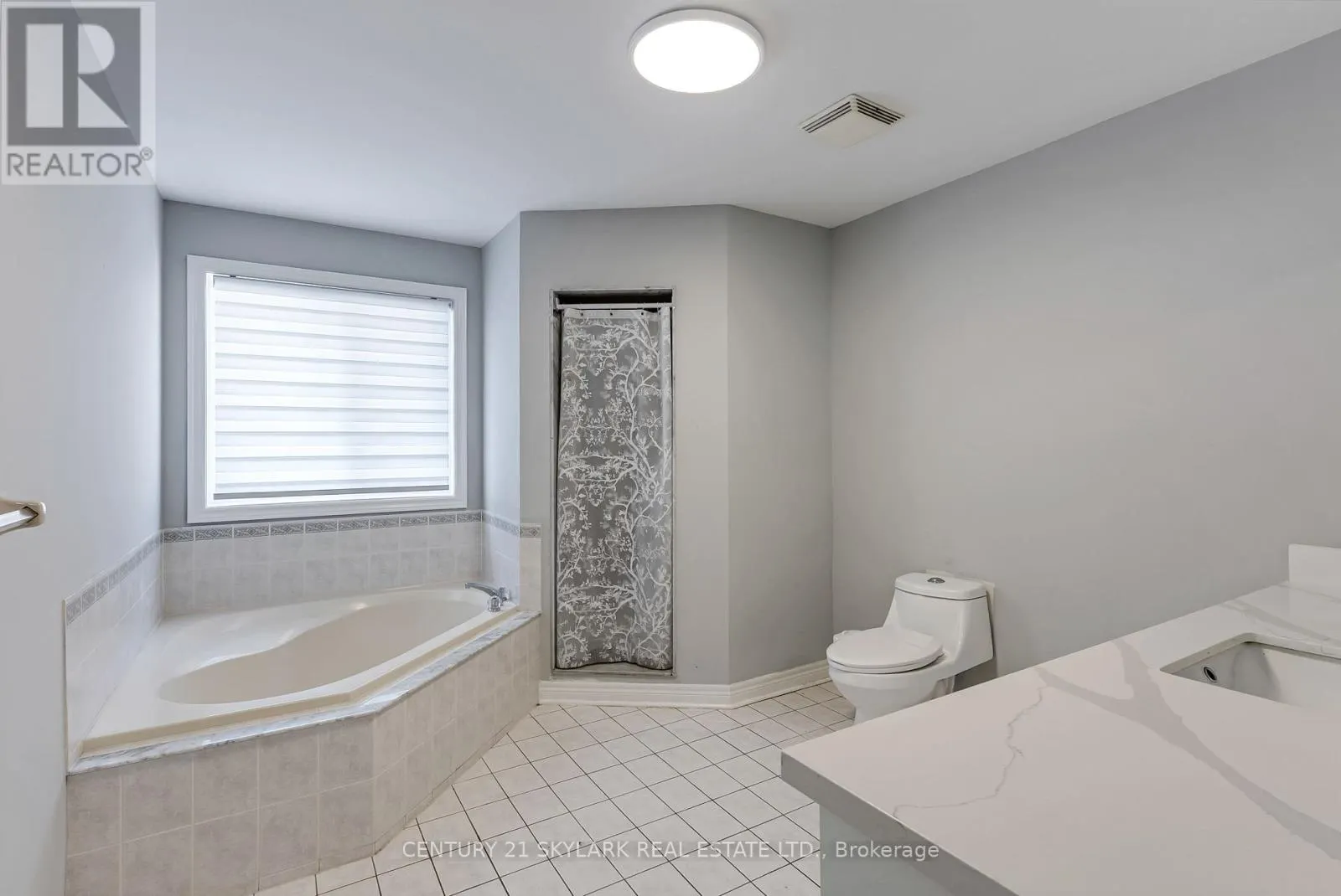 4 MOONSTONE COURT