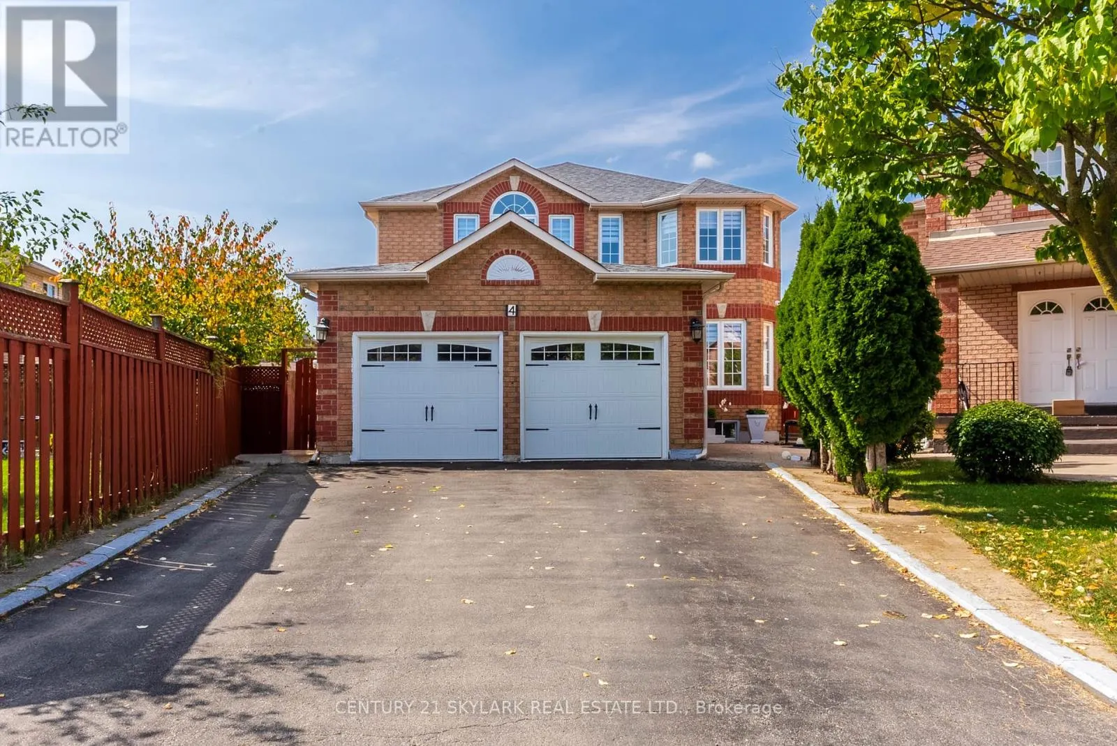 4 MOONSTONE COURT