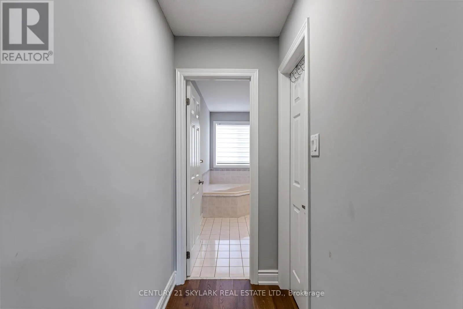 4 MOONSTONE COURT