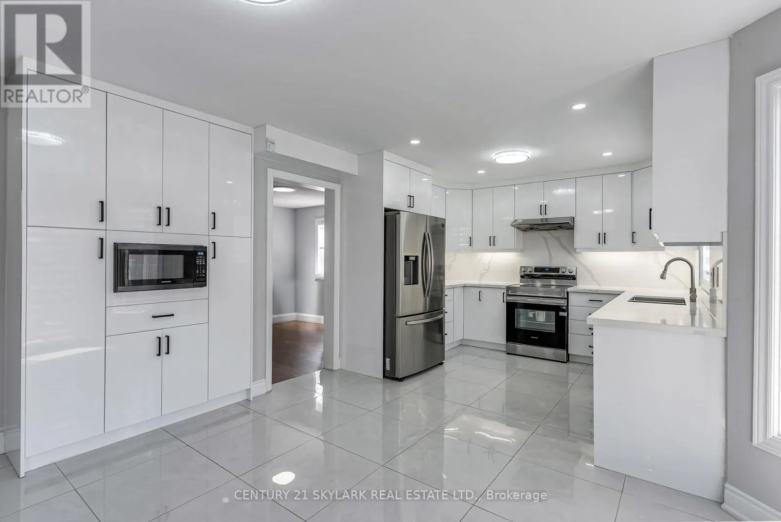 4 MOONSTONE COURT