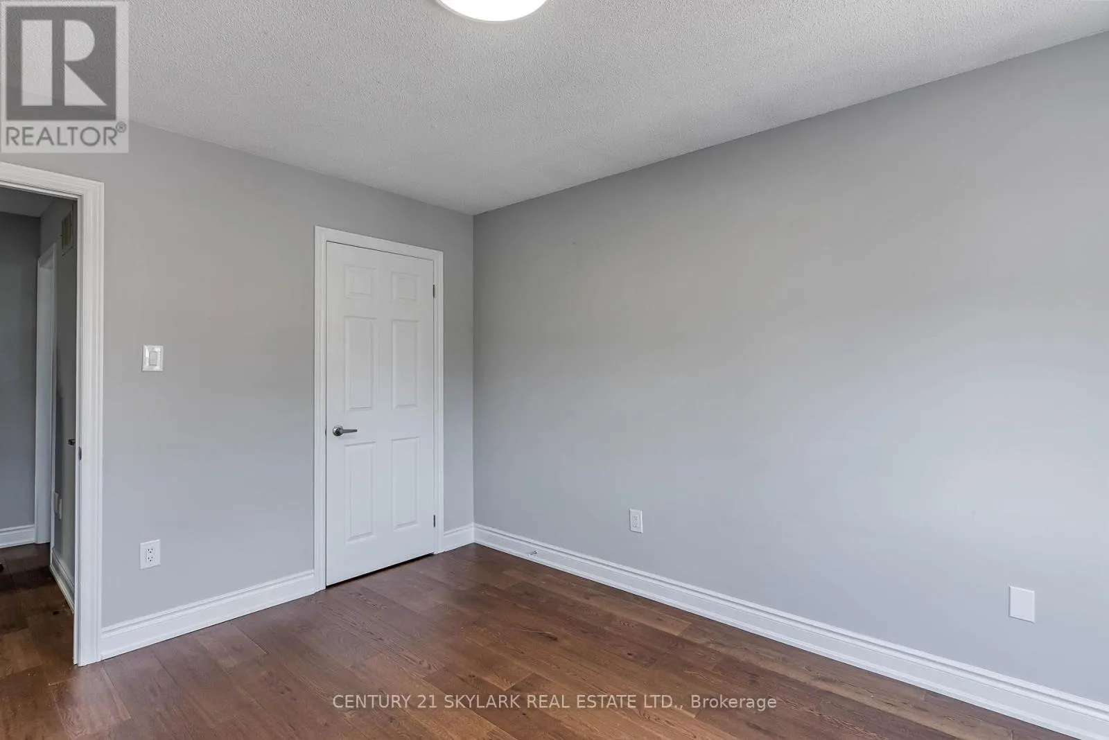 4 MOONSTONE COURT