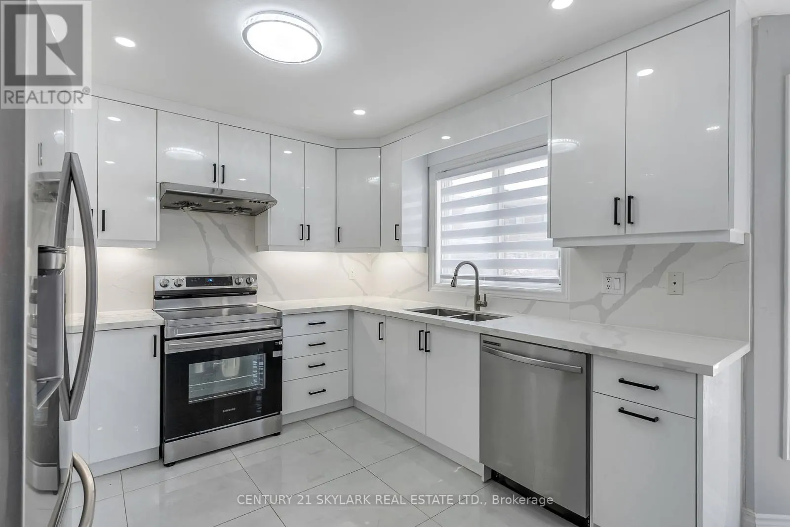 4 MOONSTONE COURT