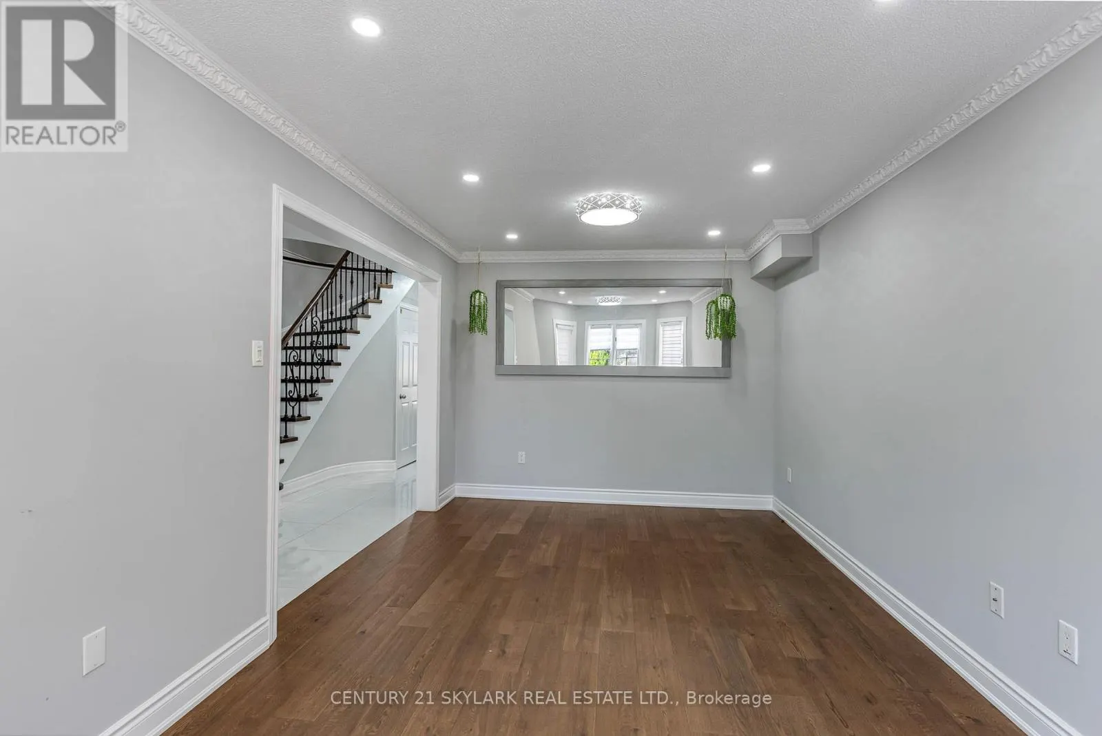 4 MOONSTONE COURT