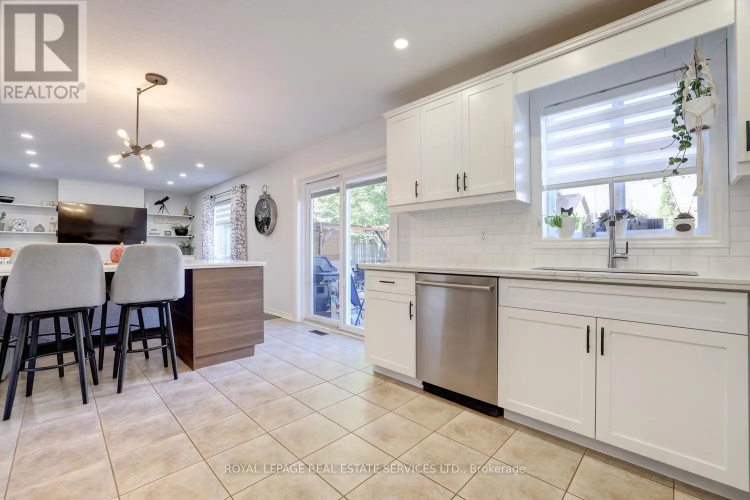 35 AIKEN CRESCENT