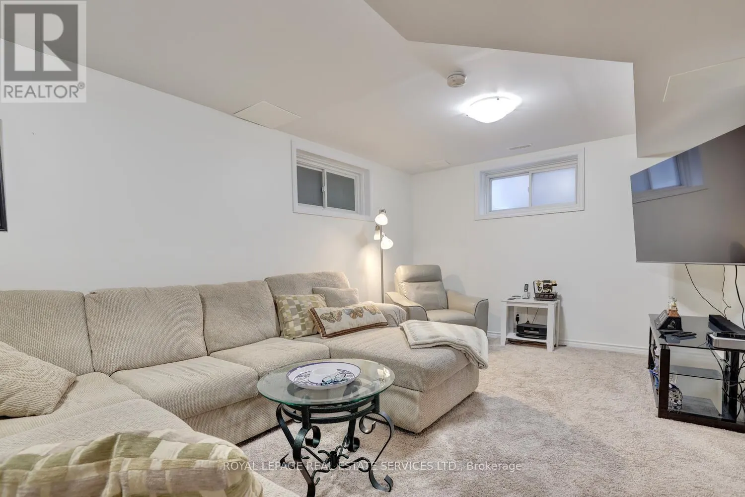 35 AIKEN CRESCENT