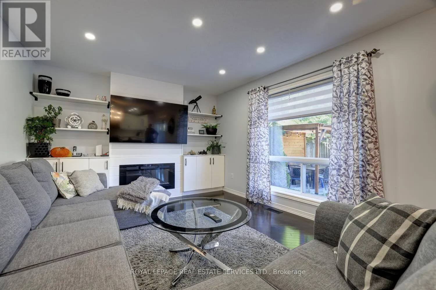 35 AIKEN CRESCENT