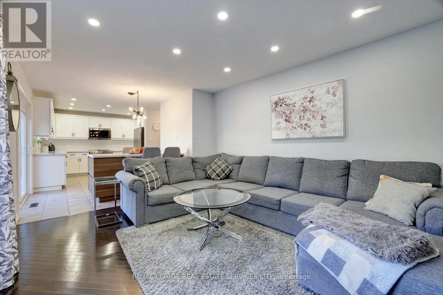 35 AIKEN CRESCENT