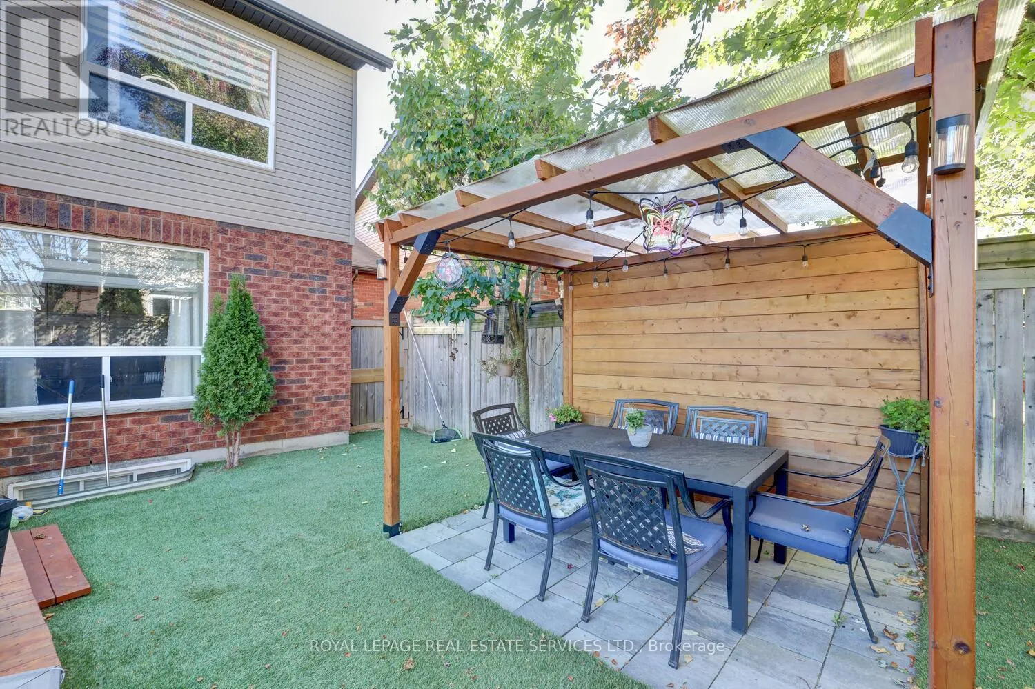35 AIKEN CRESCENT