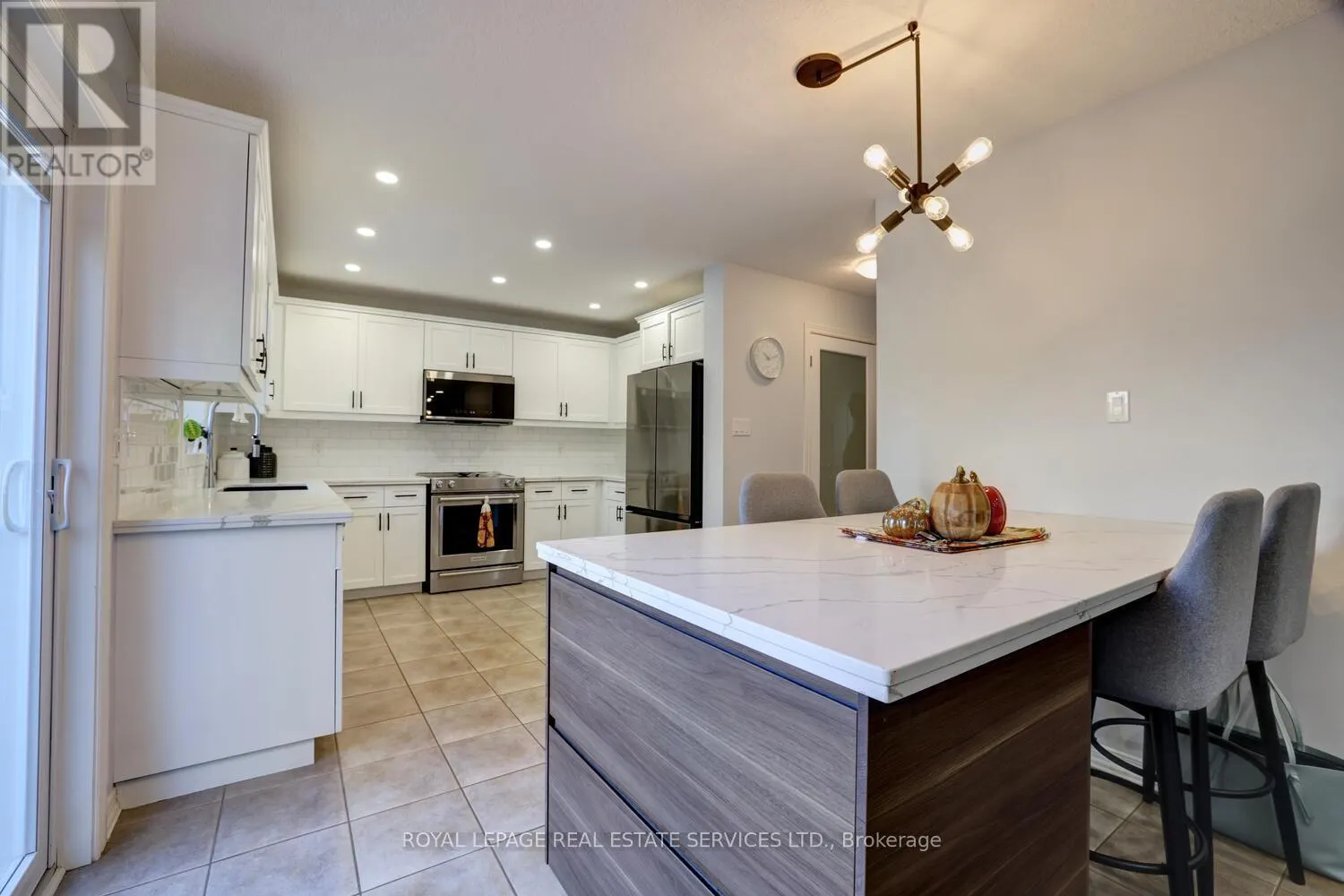 35 AIKEN CRESCENT