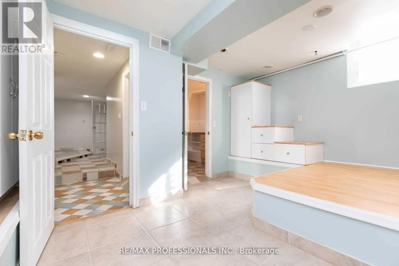 5 TESTON BOULEVARD