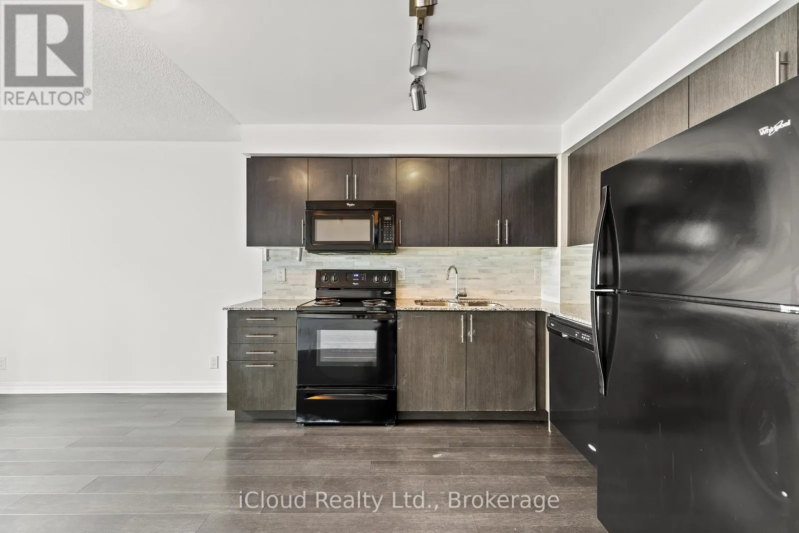 1002 - 80 ESTHER LORRIE DRIVE