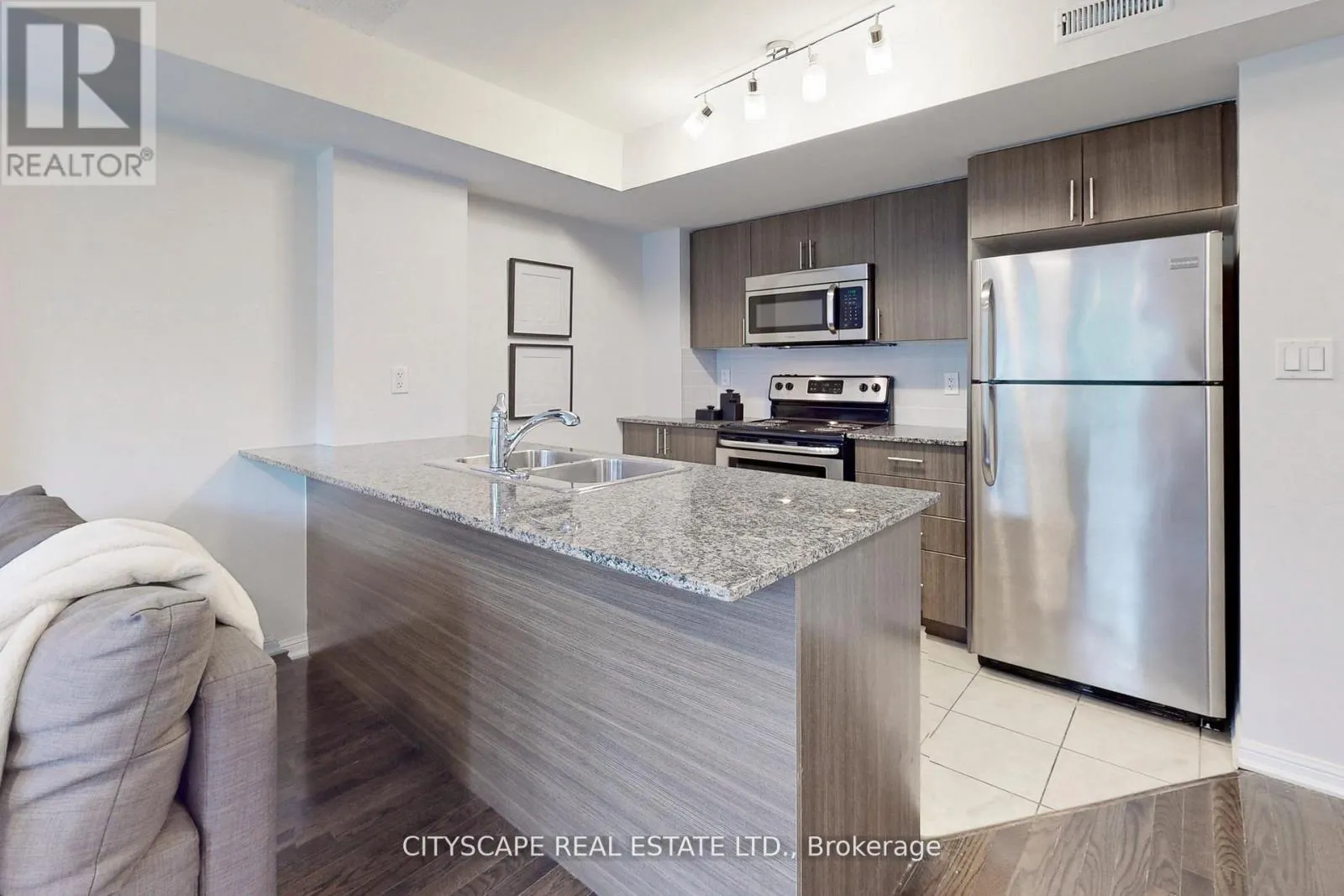 135 - 10 FOUNDRY AVENUE