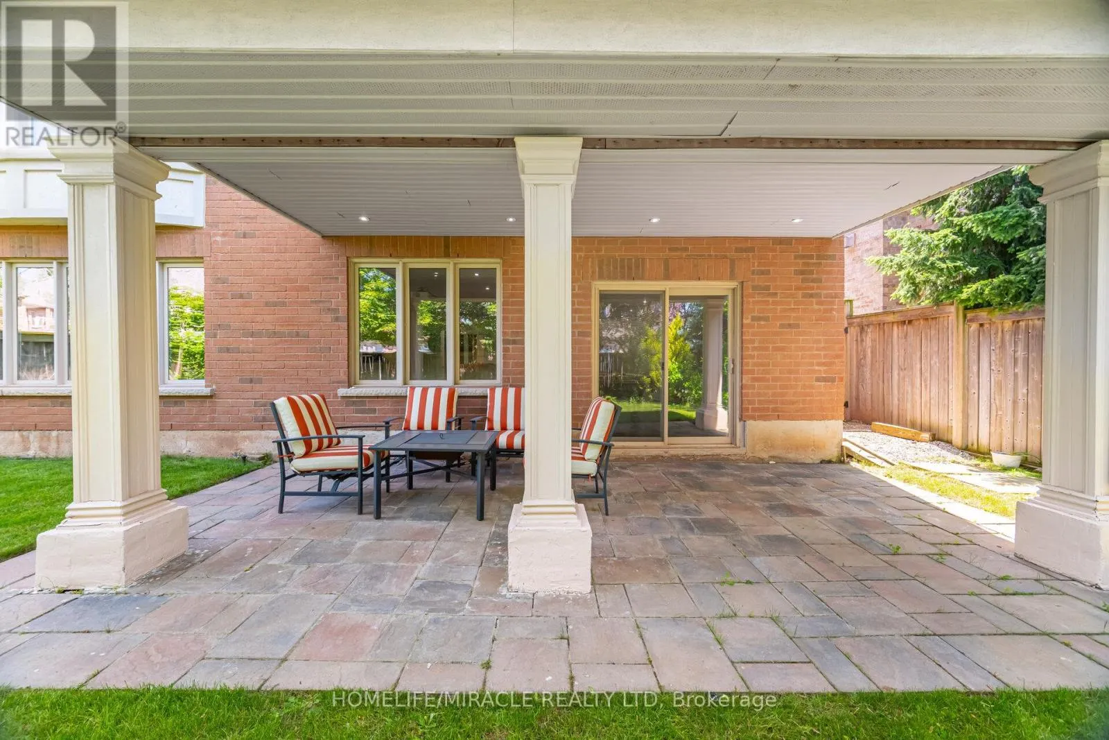 2373 RIDEAU DRIVE E