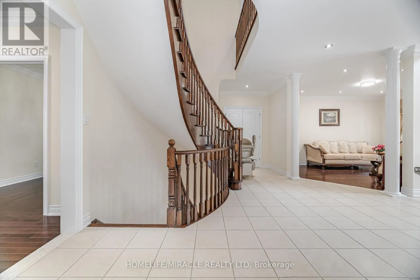 2373 RIDEAU DRIVE E