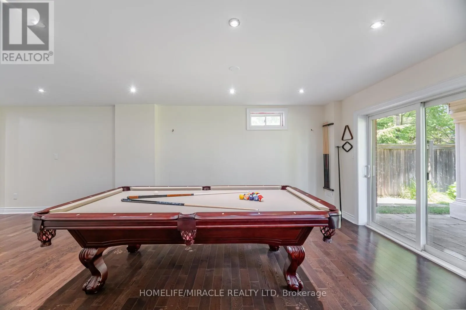 2373 RIDEAU DRIVE E