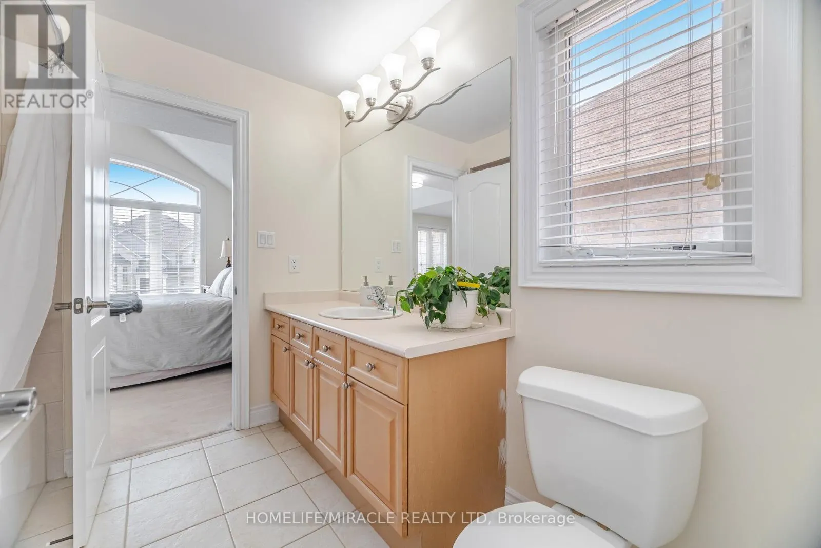 2373 RIDEAU DRIVE E