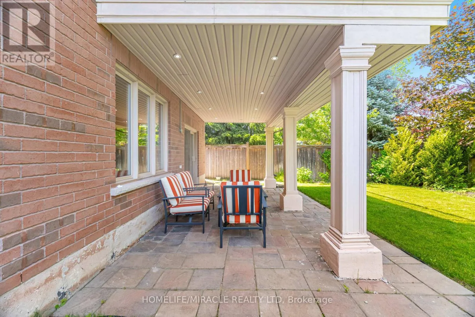 2373 RIDEAU DRIVE E