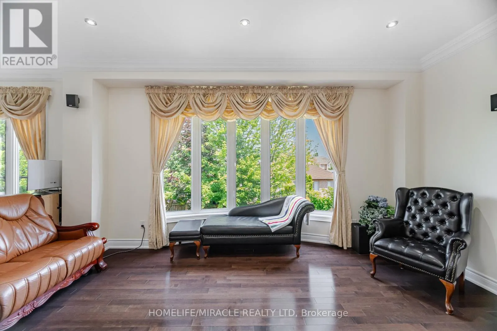 2373 RIDEAU DRIVE E