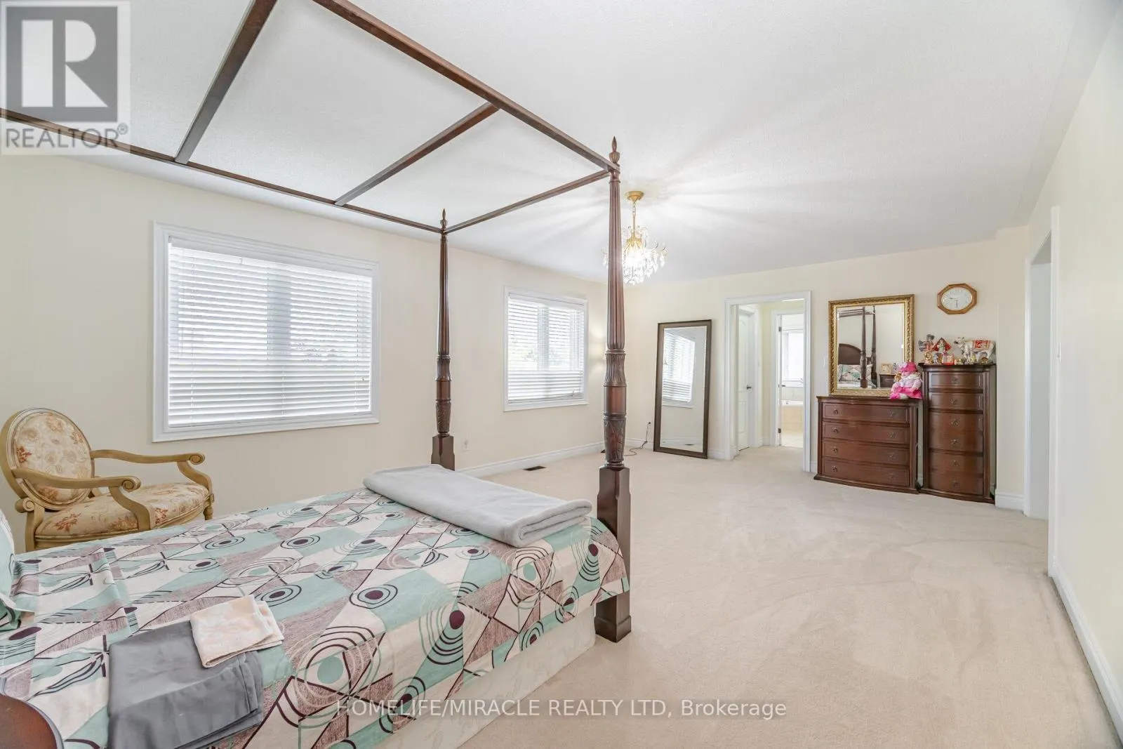 2373 RIDEAU DRIVE E