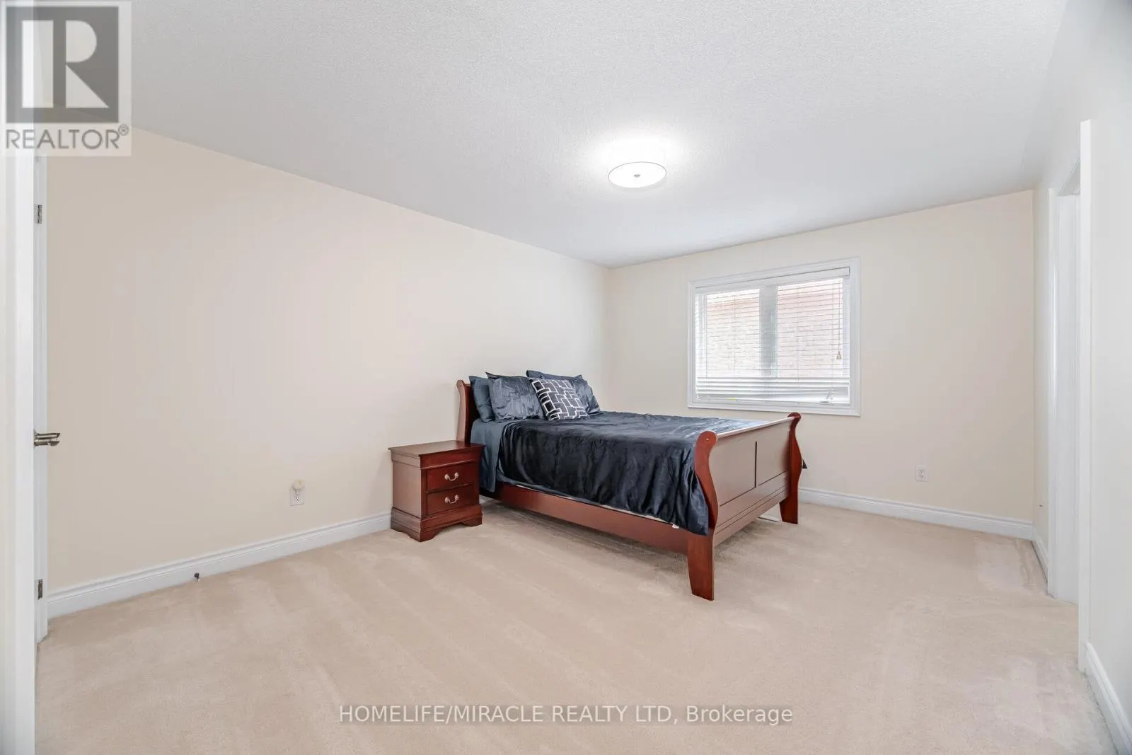2373 RIDEAU DRIVE E