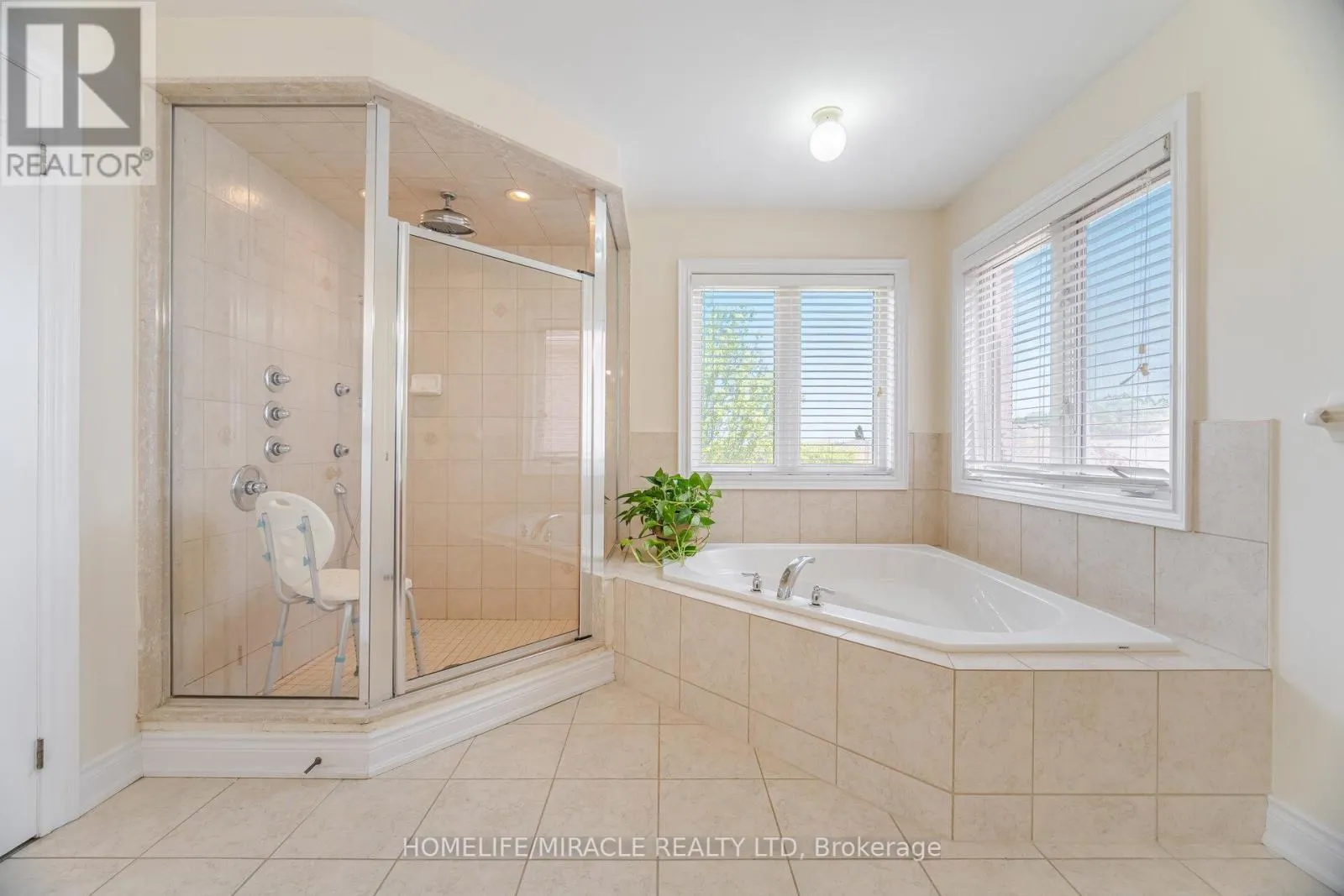 2373 RIDEAU DRIVE E