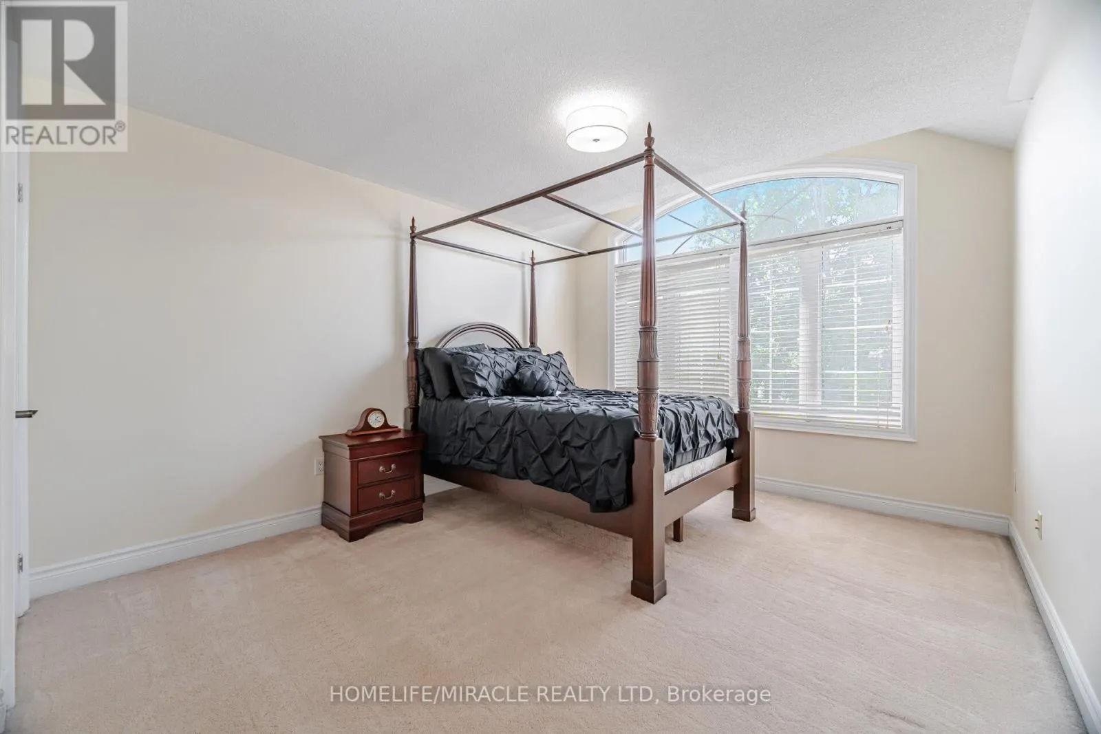 2373 RIDEAU DRIVE E