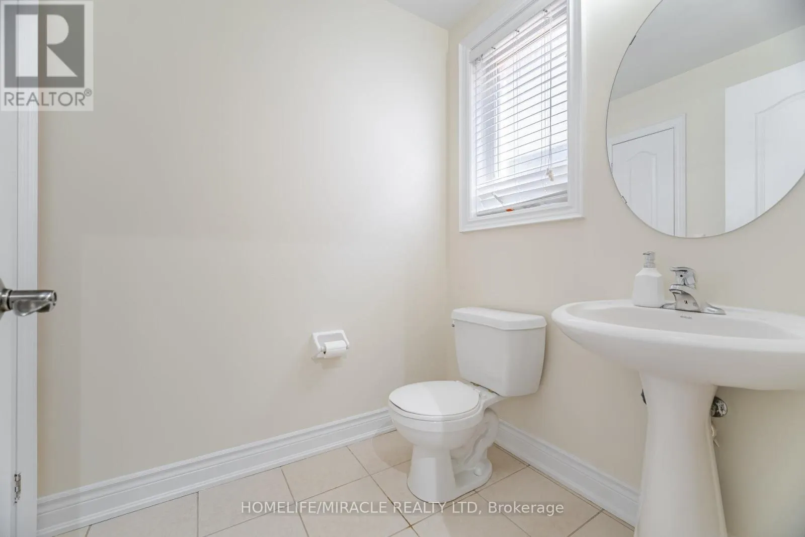 2373 RIDEAU DRIVE E