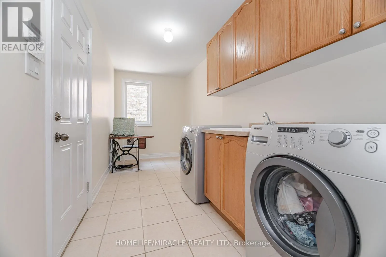 2373 RIDEAU DRIVE E