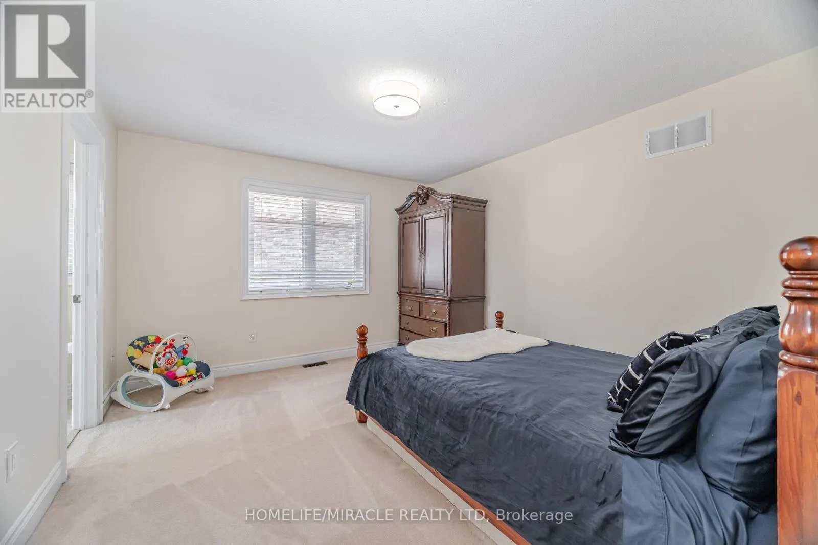 2373 RIDEAU DRIVE E