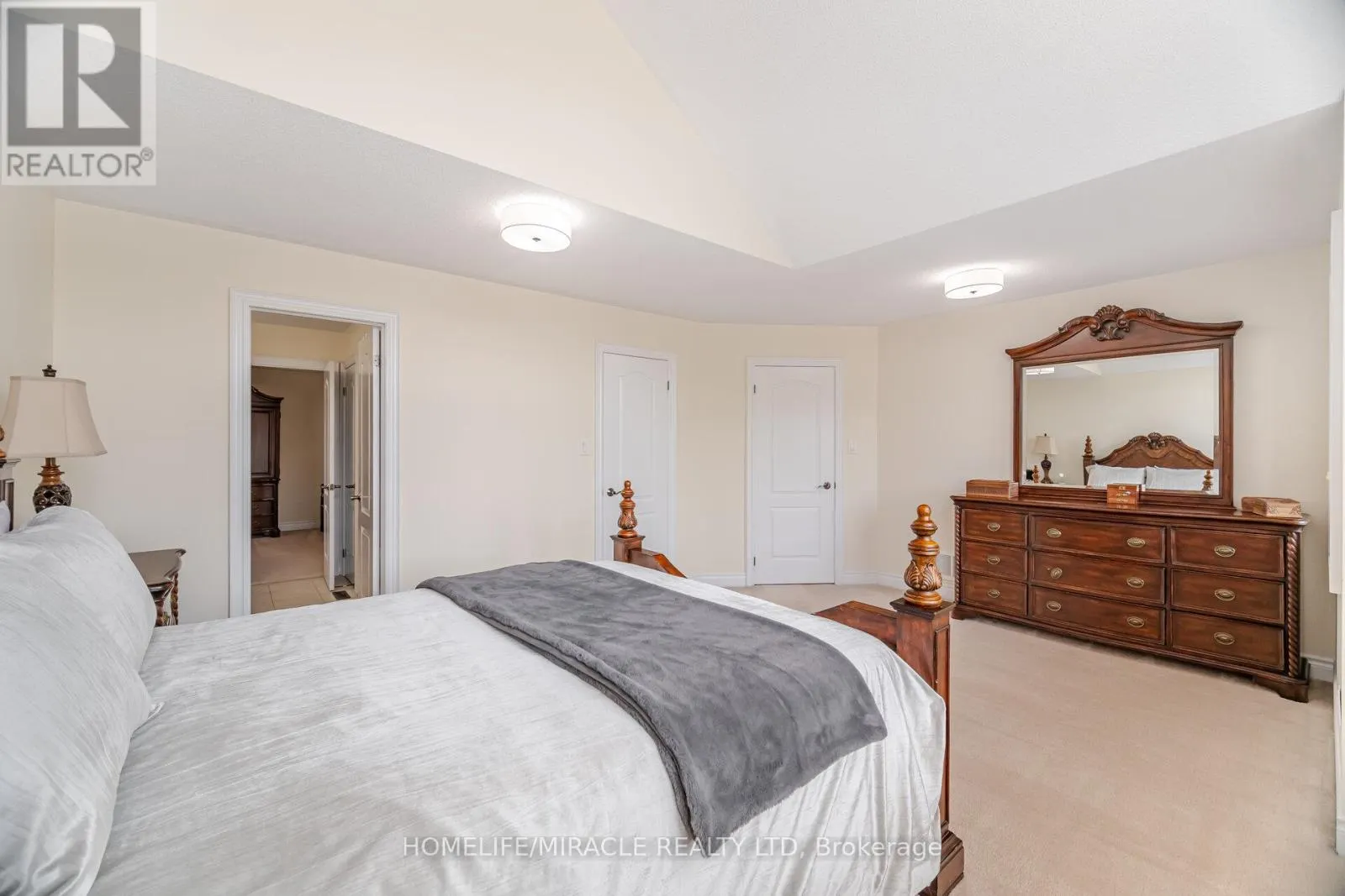 2373 RIDEAU DRIVE E