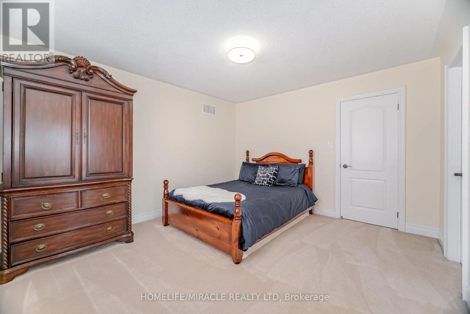 2373 RIDEAU DRIVE E