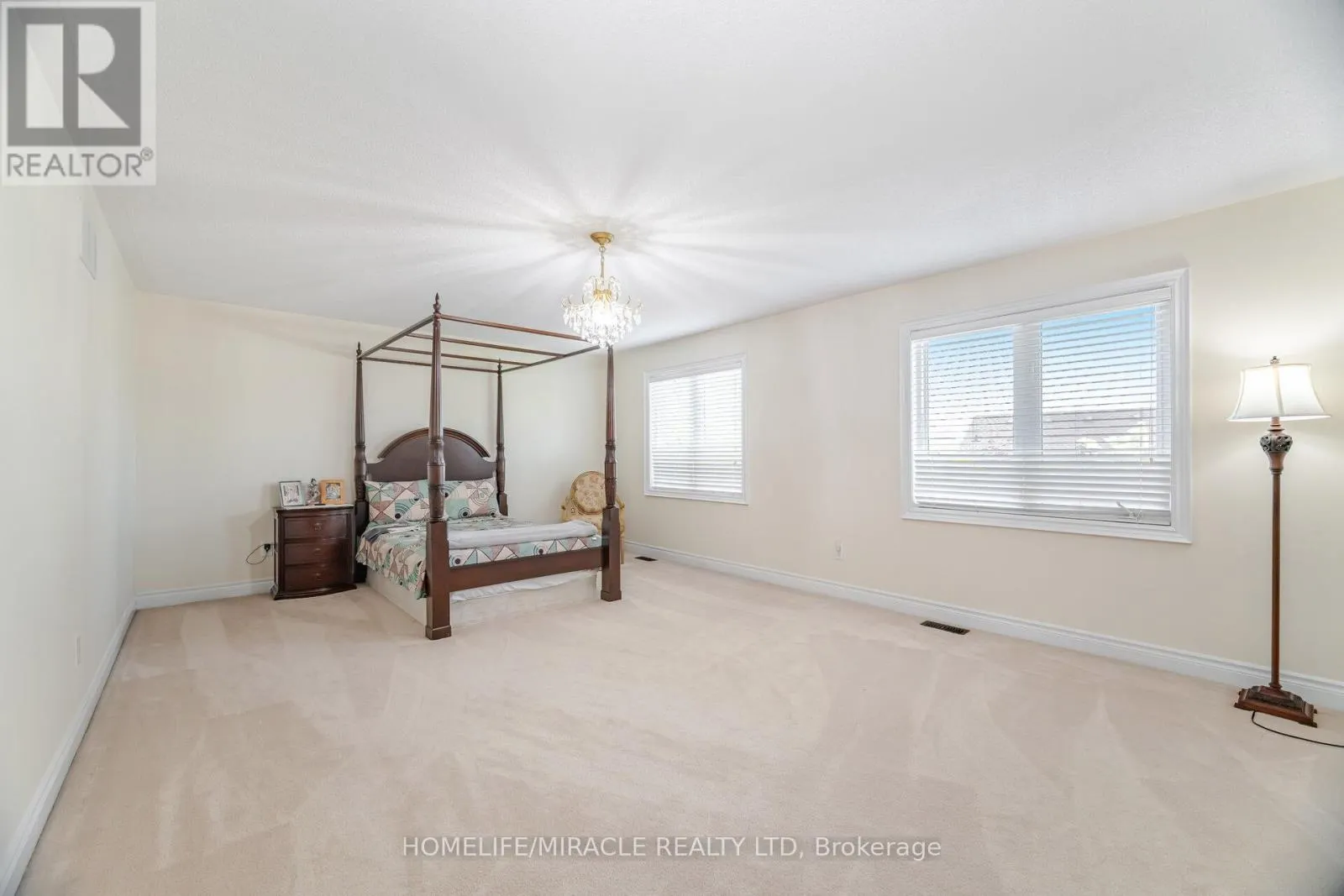 2373 RIDEAU DRIVE E