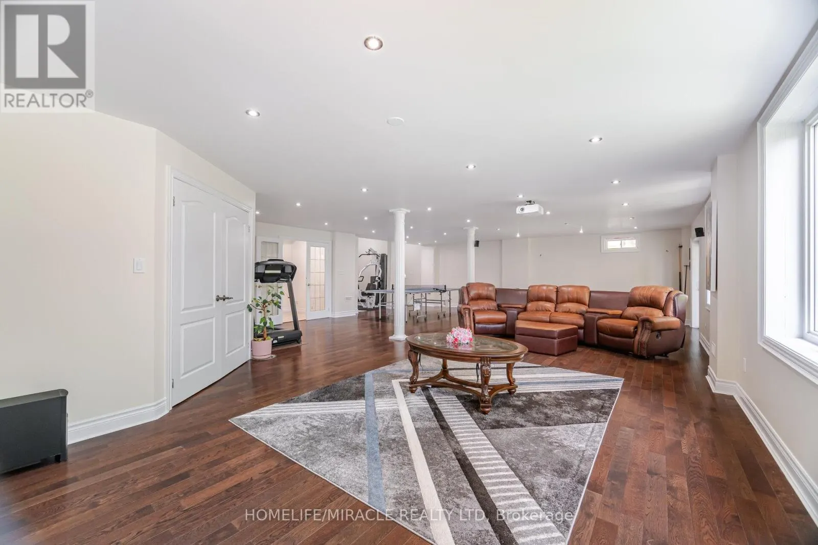 2373 RIDEAU DRIVE E