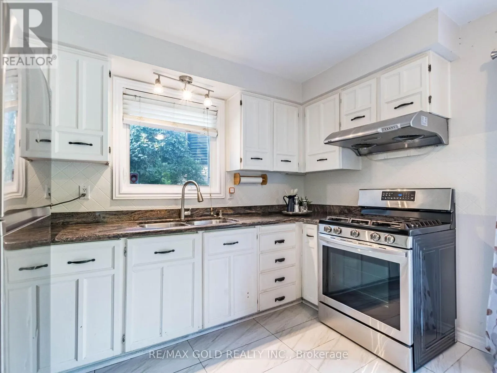 30 LONGBOURNE CRESCENT