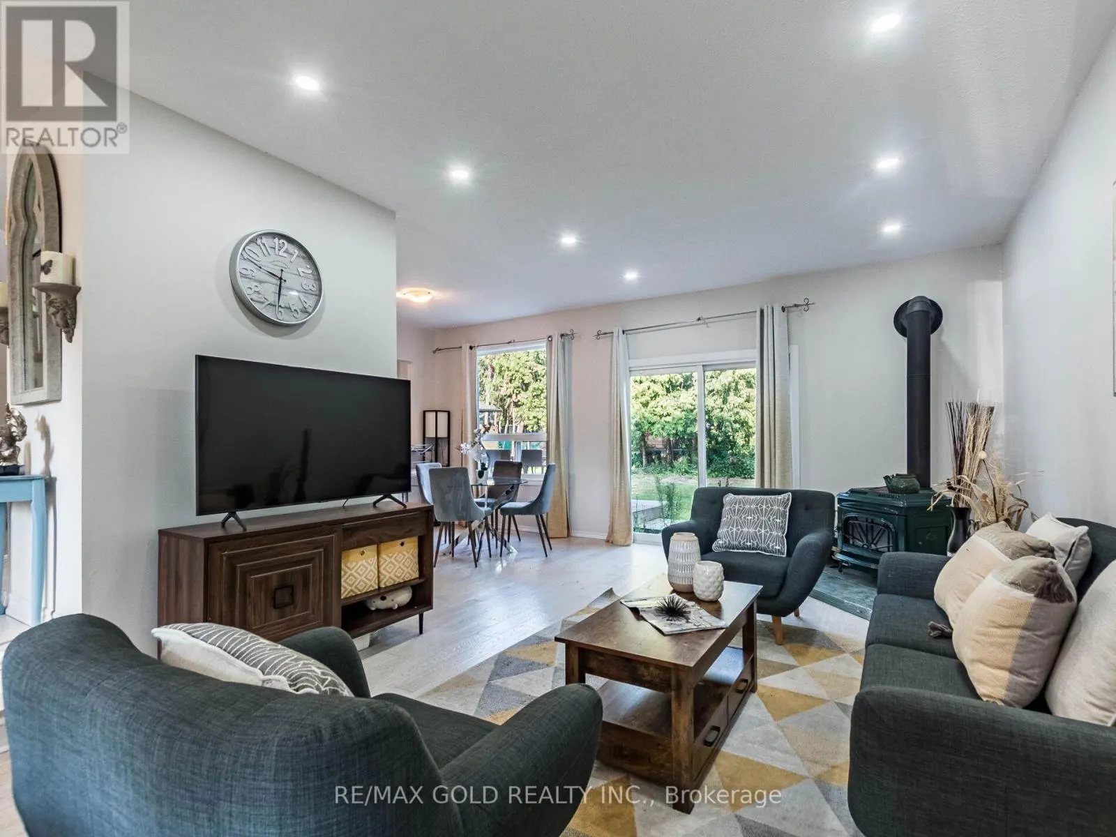 30 LONGBOURNE CRESCENT